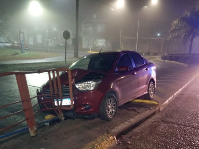 Se despist y termin incrustado en la baranda del puente